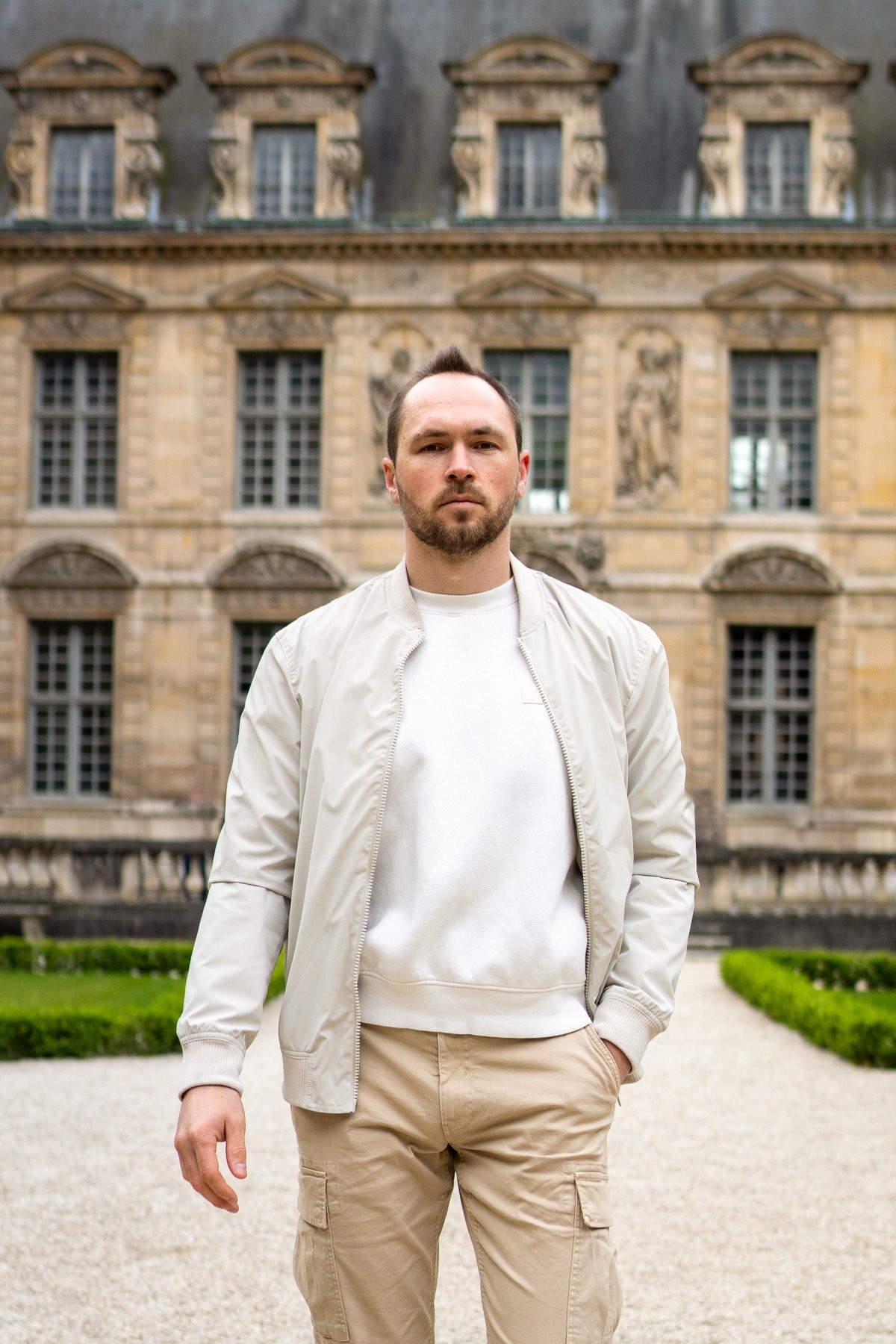 Solo traveler portraits in Paris