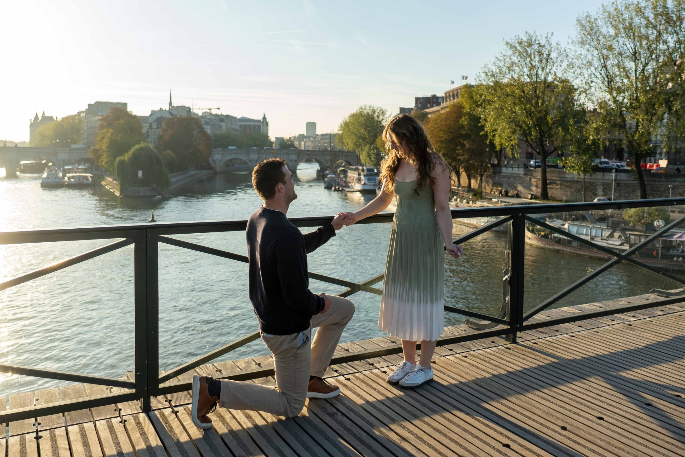 Couples and proposals in Paris