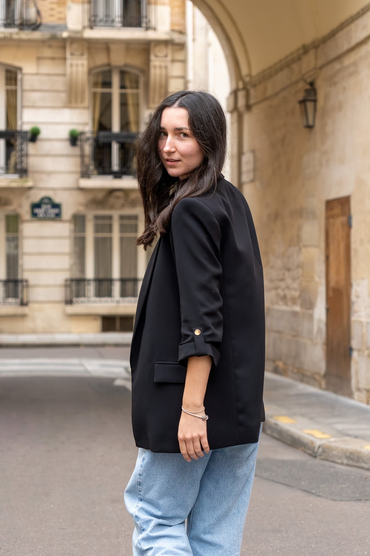 Solo traveler portraits in Paris