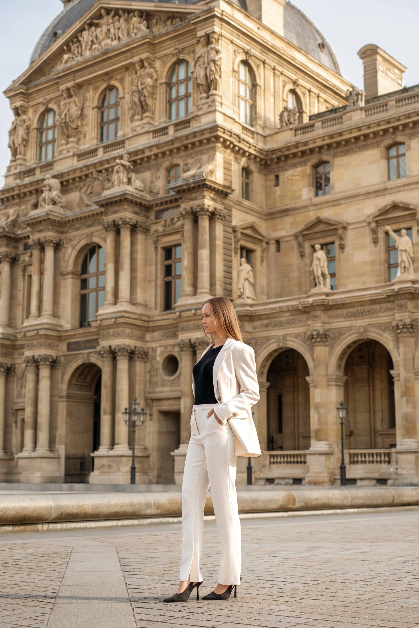 Solo traveler portraits in Paris