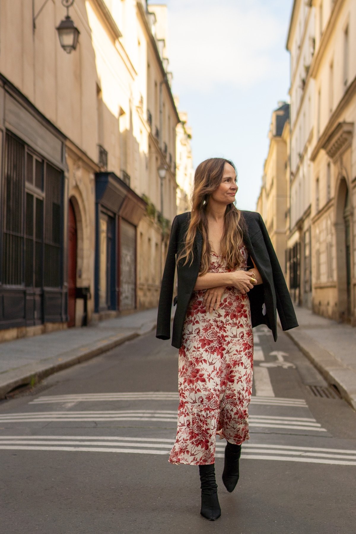 Solo traveler portraits in Paris